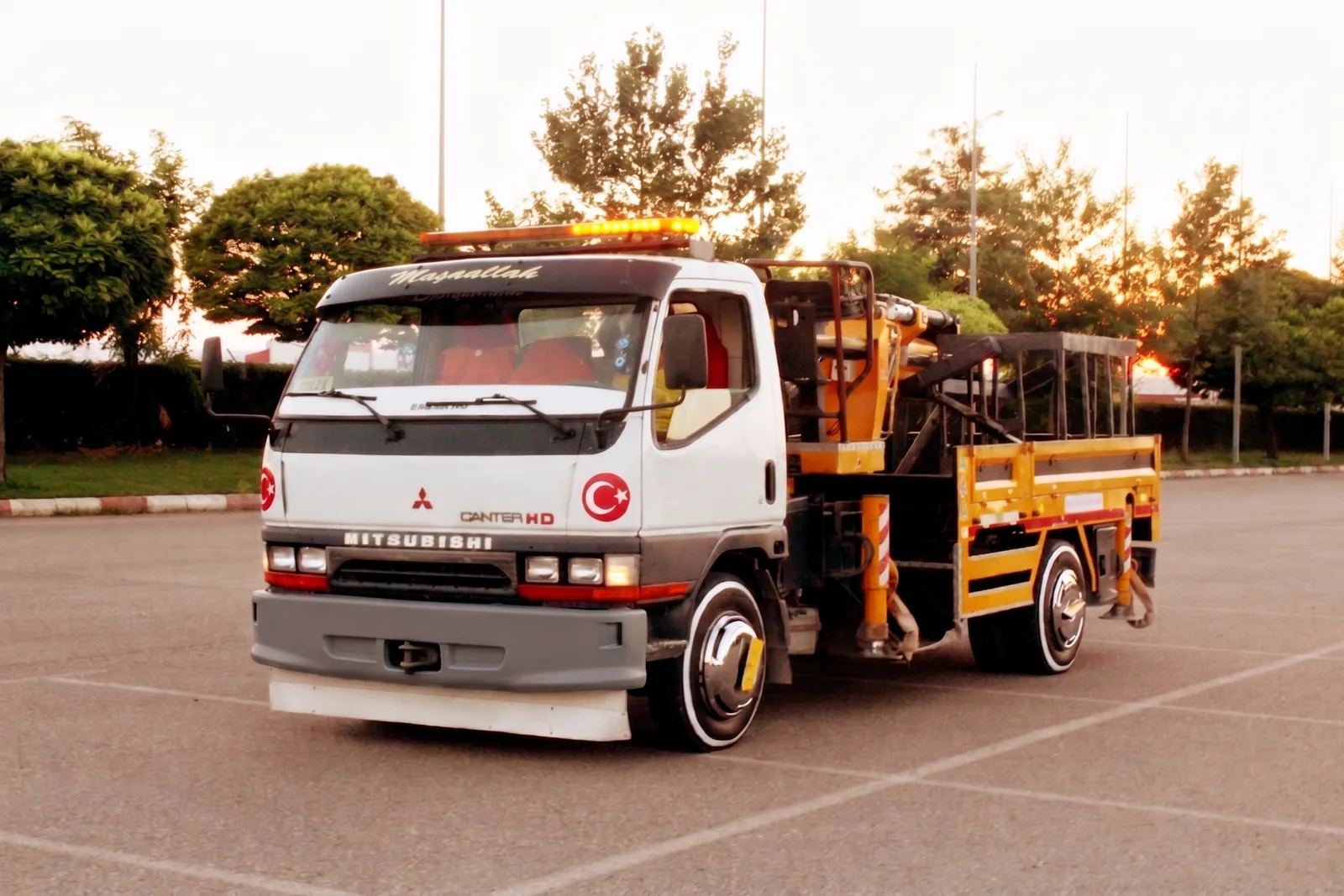 Mitsubishi Canter üzerinde küçük sınıf hiyap, önden görünüm