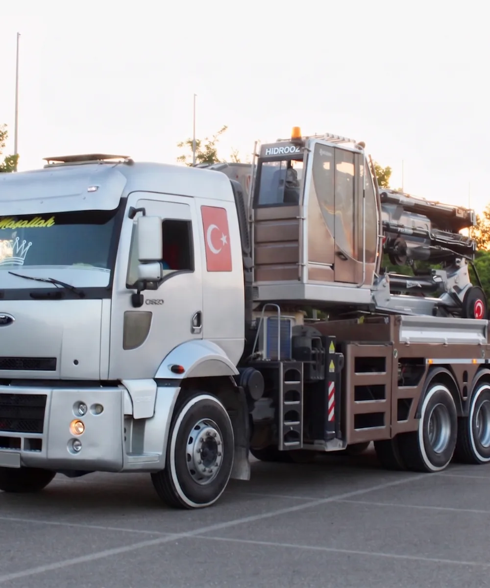 Ford Cargo üzerinde hidrolik hiyap, operatör kabini yükseltilmiş