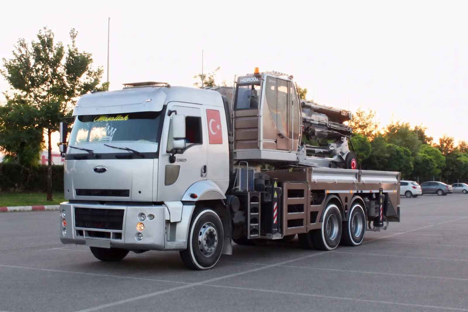 Ford Cargo üzerinde hidrolik hiyap, operatör kabini yükseltilmiş
