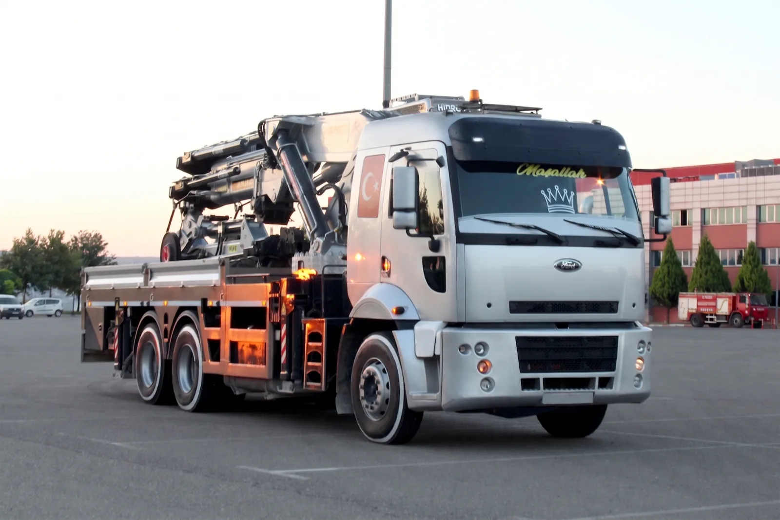 Gri Ford Cargo hiyap, bom katlı ve açık kasalı