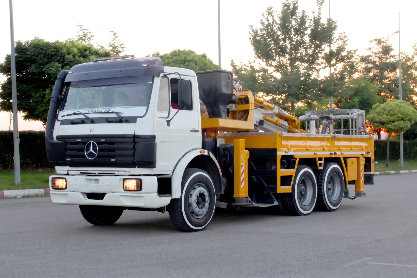 Mercedes şasi üzerinde sarı hiyap, kasasında malzeme sehpasıyla