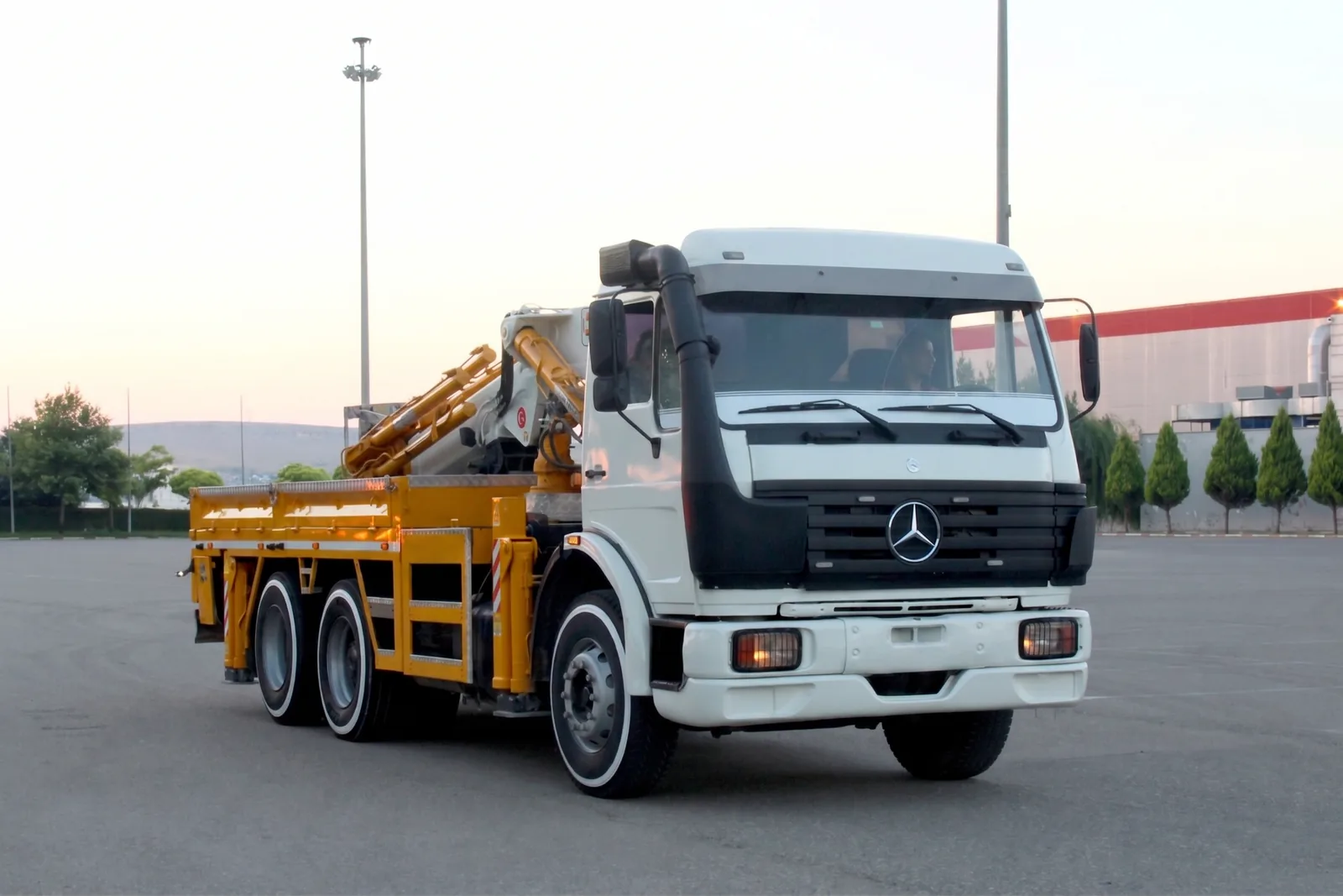 Beyaz Mercedes hiyap, açık kasalı, ayakları toplanmış