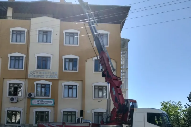 Bom, binanın saçak hizasının üzerine uzanmış durumda.