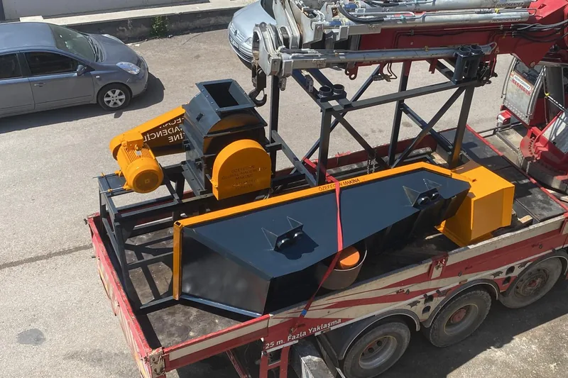Bunker, taşıyıcı şasi ve elektrik motoru aynı kasada, her biri ayrı bağlanmış hâlde.